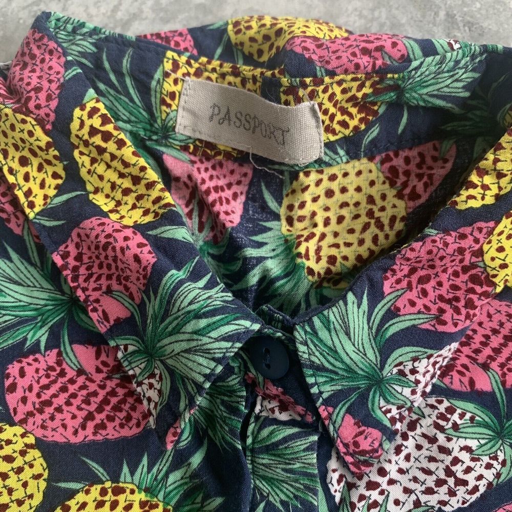 Passport Cropped Shirt Blouse Pineapple Pattern Navy Pink Yellow Size 10 12 - Picture 3 of 5